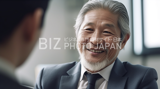 笑顔で歯を見せる日本人男性の横顔