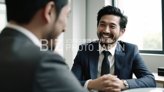 笑顔の日本人男性の横顔
