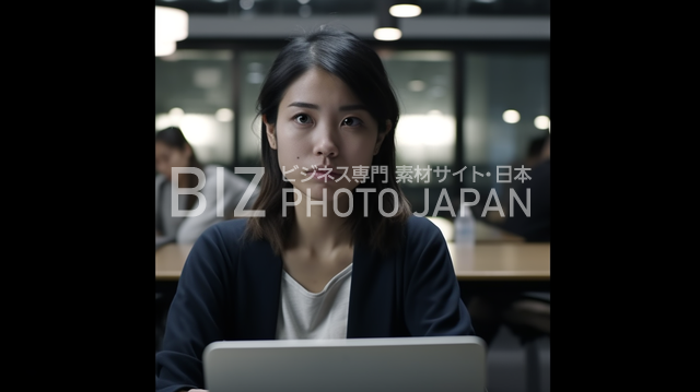 会議室でノートパソコンを操作する日本人女性_昼間
