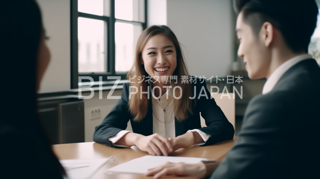 日本人の男性と女性が向かい合って座っている画像です