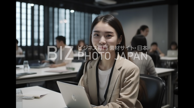 昼間の会議室でパソコンを操作している日本人女性です