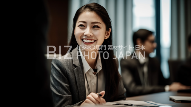 リモートで会議に参加する歯を見せて笑う日本人ビジネスマン