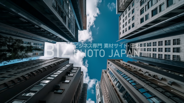 青空を背景にした東京の高層ビル群のグラウンドスカイショット