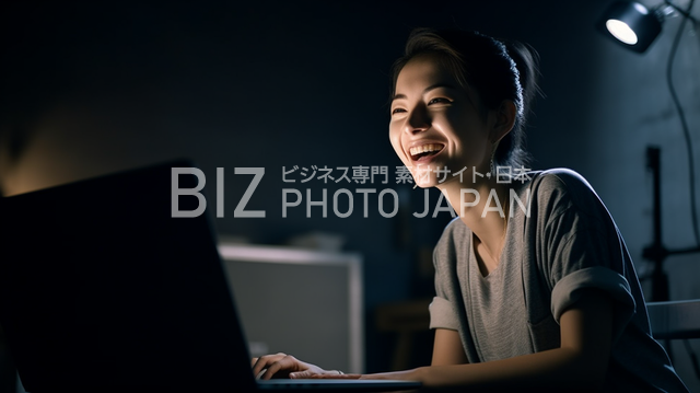口を開けて笑う日本人女性
