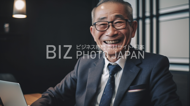 笑顔の日本人男性のポートレート