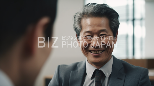 Tシャツを着た日本人男性が横から笑顔を見せている
