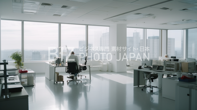 白い壁の明るい日本のオフィスで働く人々