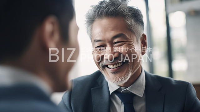 歯を見せて笑う日本人男性の横向きの全身像