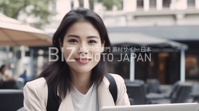 昼間屋外でラップトップを操作する日本人女性のクローズアップ