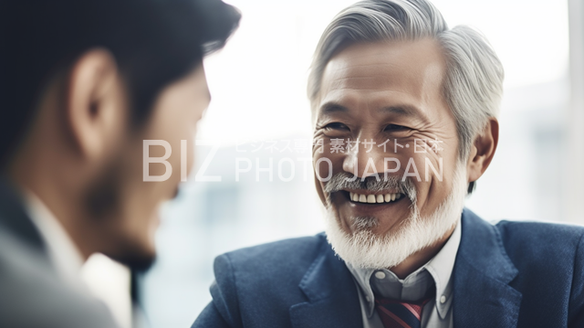 ティーシャツを着た日本人男性が横向きに微笑んでいる