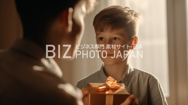 キュートな光景！幼い男の子が20代男性の横顔からプレゼントを開ける場面