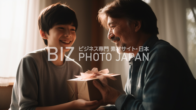 嬉しさが伝わる瞬間！成人した子供が父親に手作りのギフトを渡す写真を捉えるシーン