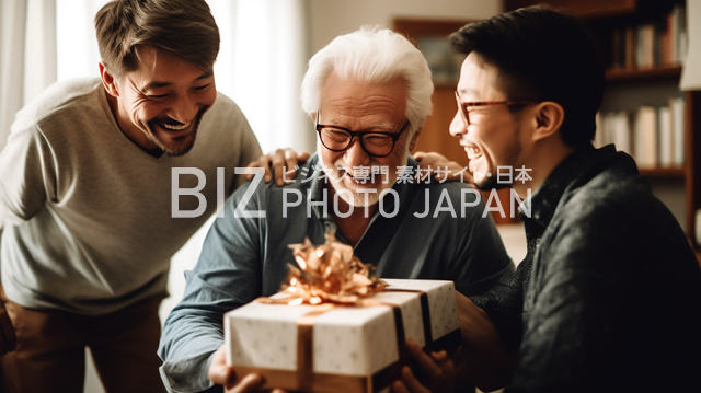 中年男性が白髪の男性にプレゼントを渡す際に、白髪の男性が中年男性を抱きしめる感動のシーン