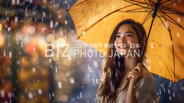 雨が降る夜、黄色の傘を持った女性が笑顔で空を見上げている