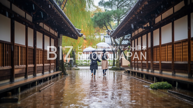 雨の中を歩く学生